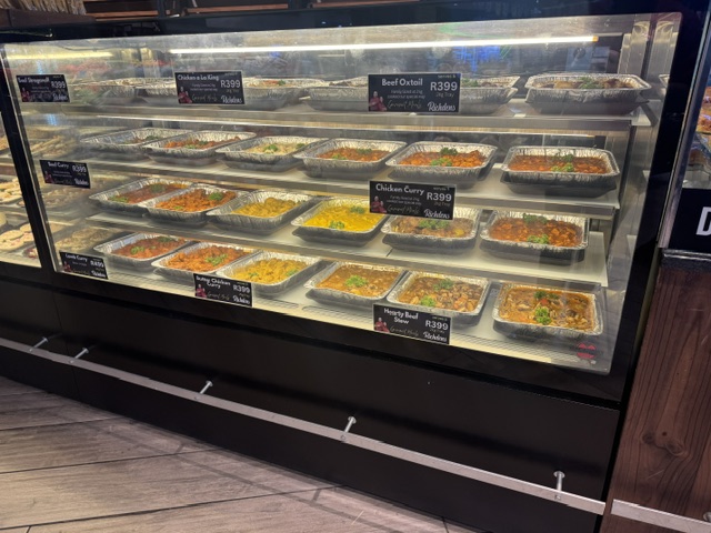 Ready-to-eat hot meals in the deli display
